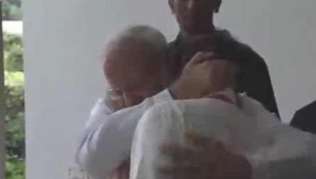 Кадър на деня: премиерът на Индия Нарендра Моди прегръща разстроения шеф на космическата агенция Каиласавадиву Сиван