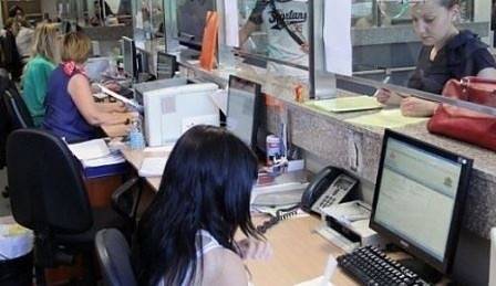 Държавният служител трябва да е усмихнат и учтив. Особено преди избори