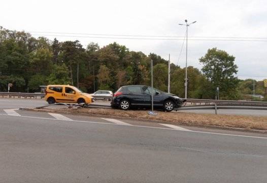 Пежо се натресе по възможно най-балъшкия начин в София СНИМКИ |