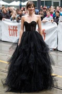 Дакота Джонсън в прозрачна рокля стана звездата на червения килим СНИМКИ |