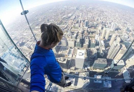 Вижте как стъклен под се пропука под краката на туристите на 411 метра височина ВИДЕО |