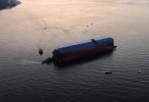 Инцидент с горящ и потъващ кораб в САЩ ВИДЕО |