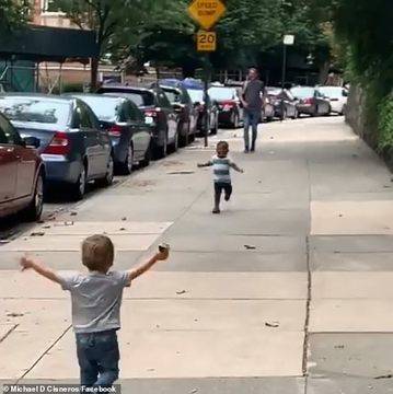 Тази прегръдка на 2-годишни приятелчета разтопи целия свят ВИДЕО |