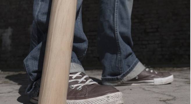 Детска агресия! Ученици се биха с бухалки в центъра на Велико Търново при спор за