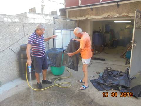 Дядото на Гичка от „Игри на волята“ по НТ Андон Златински набра 800 кг гроздето, наложи в бидони за вино