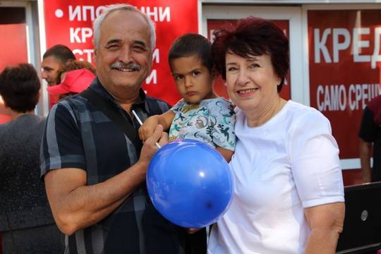 Вяра Церовска и зам.-министърът на младежта и спорта Николай Павлов със стотици деца в “Пресичай безопасно”