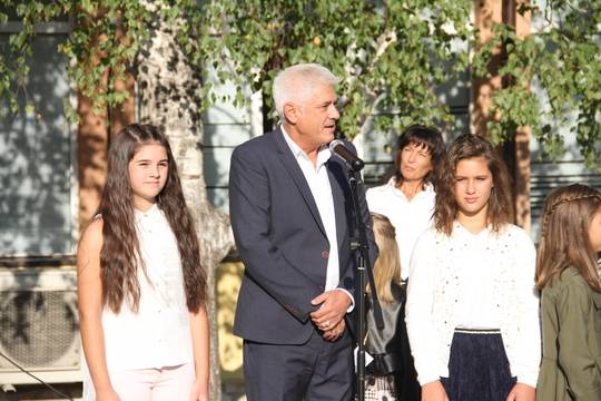 Училище „Св. П. Хилендарски“ Дупница посрещна с ново име учениците си, кметът Чимев и шефът на РУО Кюстендил М. Стойчева…