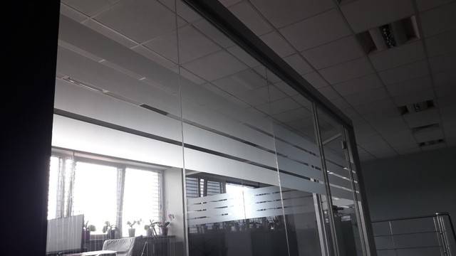 Залепихме матови ленти върху стъклени паравани в офис