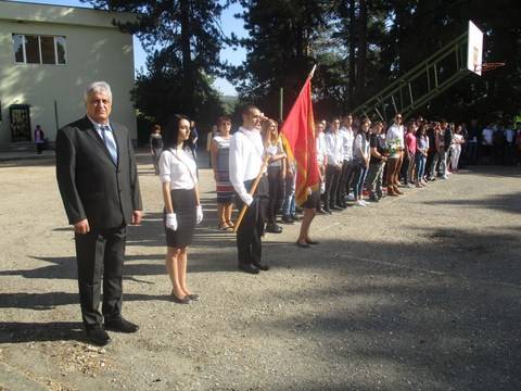 За 168-ми път в най-старото школо в Долна баня в Средното училище „Неофит Рилски“ удари училищният звънец за новата учебна…