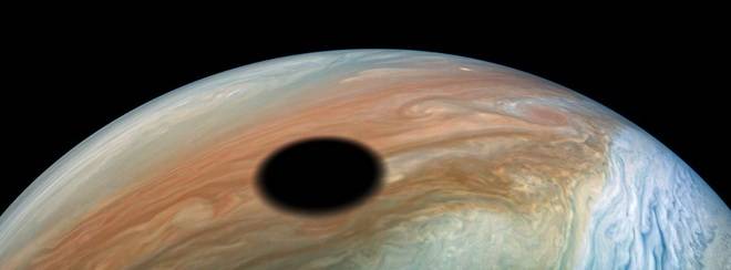 Американската космическа мисия Джуно засне слънчево затъмнение на Юпитер!