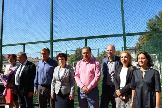 Два чисто нови терена с изкуствена настилка за минифутбол откри днес кметът на Община Перник Вяра Церовска