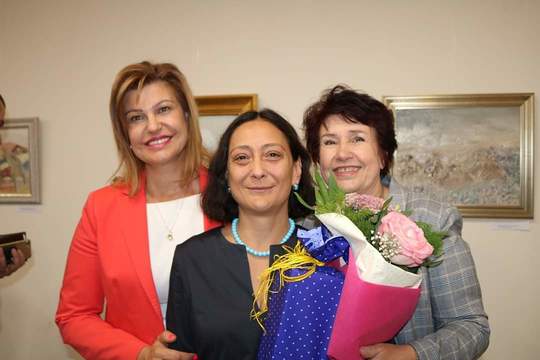 Първата си самостоятелна изложба подреди в галерия „При кмета“ секретарят на Община Перник Радослава Манова