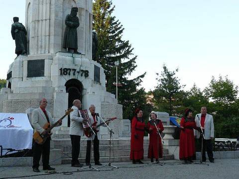 Формация „Ноктюрно” от Дупница плени „Пей сърце” в Кюстендил, Кристина Димитрова връчи грамотата за първо място