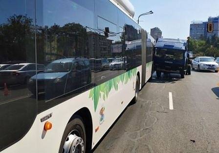 Камион удари спрял автобус на спирка в София (СНИМКИ)