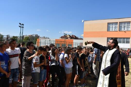 Кметът на Благоевград д-р Камбитов направи първа копка на модерна спортна площадка в 8 СУ „Арсени Костенцев“