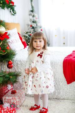 Коледна фотосесия на Анелия с коледни декори в студио, при фотограф Олга Ташева.