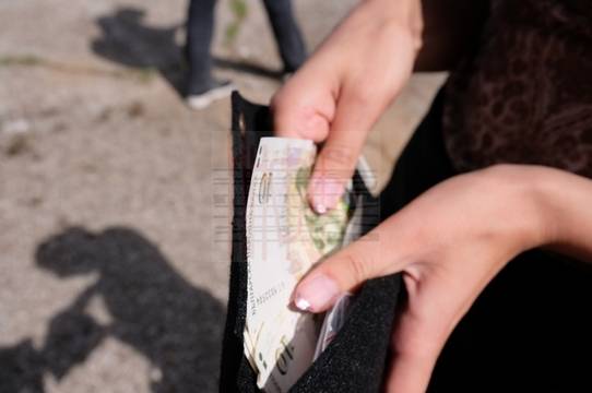 75-годишна остави на гара над 5000 лв. и злато