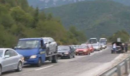 Интензивен трафик и засилени проверки по пътищата днес