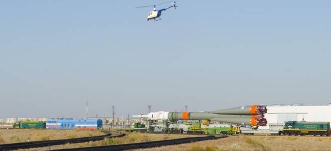 Пилотираната космическа ракета Союз-ФГ с кораба Союз МС-15 бе изведена на стартовата площадка