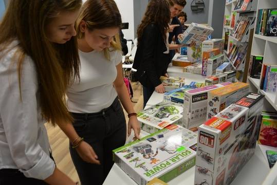 Специализирани STEM конструктори ще обучават и забавляват младежите в „Тийн зоната“ на Стара Загора