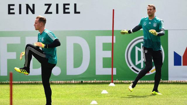 Хьонес оттегли заплахата на Байерн, че не позволява на играчите да се присъединят към Германия