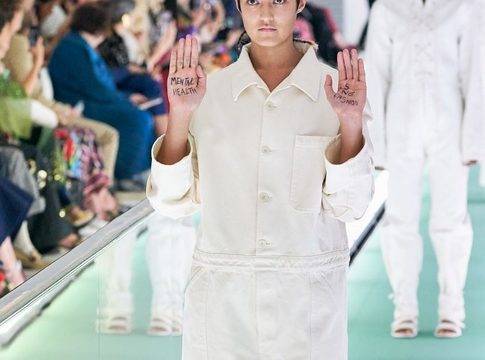 Модел на Gucci протестира срещу марката по време на ревюто