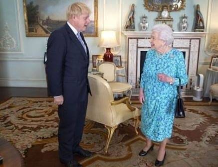 Борис Джонсън се извини лично на кралицата след решението на съда