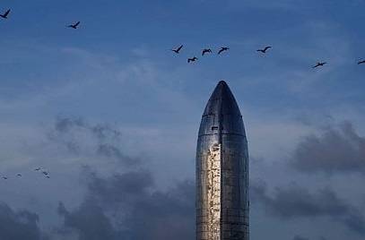 „Спейс Екс“ представи кораба за полети до Луната и Марс