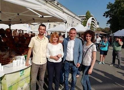 Фандъкова отиде на фермерския пазар след откриването на кампанията