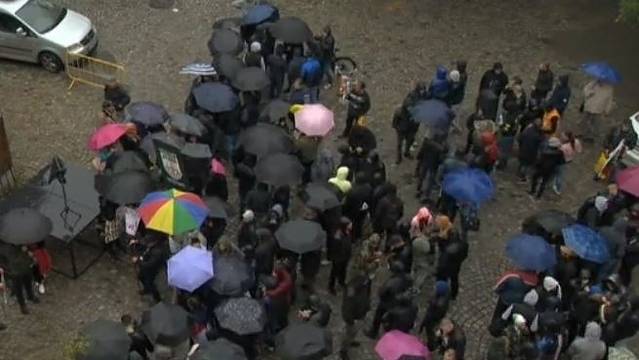 Привърженици на „Атака“ протестират пред БНТ (СНИМКИ)