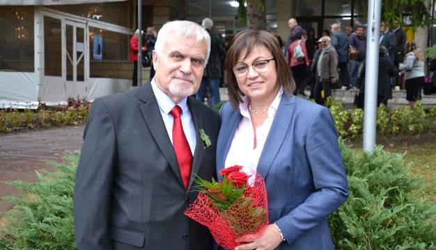 Председателят на БСП Корнелия Нинова пристигна в Разград, за да подкрепи кандидата за кмет на левицата Денчо Бояджиев (ВИДЕО)