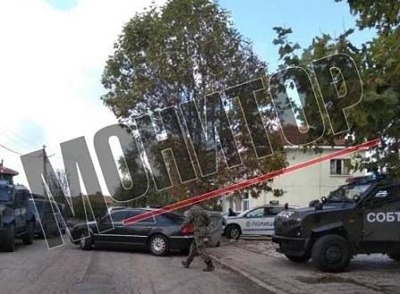 Барети обсадиха екслегионера Дюмона в село Орешник, заради убития фелдшер (СНИМКИ)