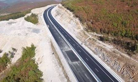 Новият участък по магистрала „Хемус“ стартира с огромни кръпки