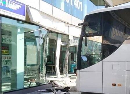 Автобус се вряза в Автогара „Сердика“ в София (СНИМКИ)