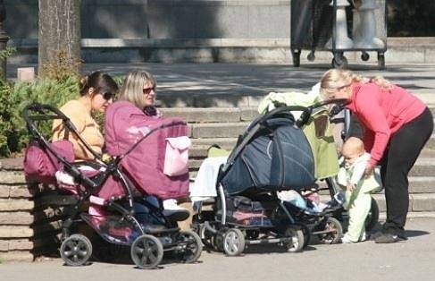 Социалното министерство предлага семейства с по-високи доходи да получават също детски