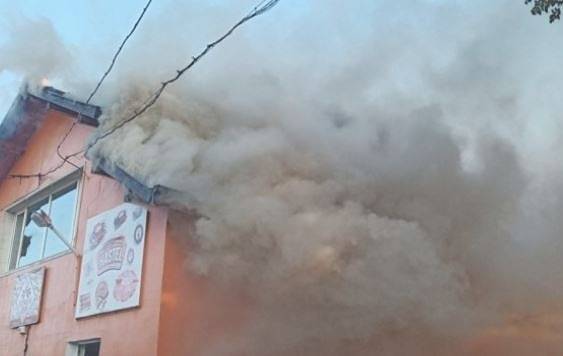 Голям пожар в пловдивски склад за сладкарски изделия (СНИМКИ)