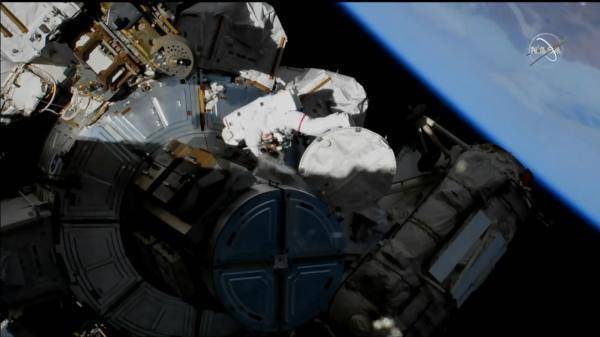 Американските астронавти Ендрю Морган и Кристина Кук излязоха в открития космос на 2-рата от общо 10 планирани извънбордови…