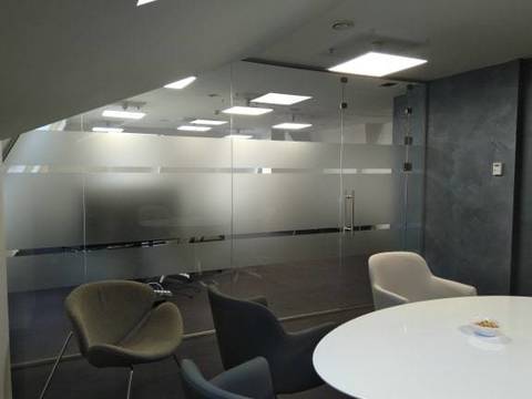 Облепяне на витрини и търговски обекти с фолио