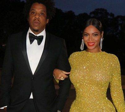 Бионсе на червения килим в златиста рокля