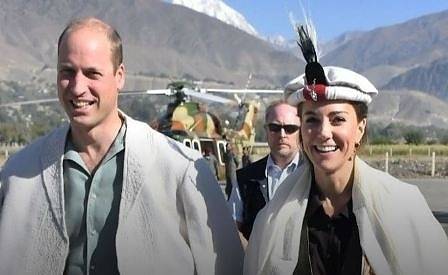 Кейт и Уилям с традиционни шапки и наметки в Хималаите