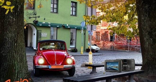 Спечелете автомобилна камера Mio MiVue 733