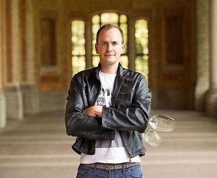 Винен експерт прави мастерски клас на калифорнийски вина по време на DiVino Taste