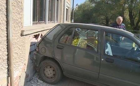 Две коли се сблъскаха в Бистрица, eдната се е врязала в къща (СНИМКА)