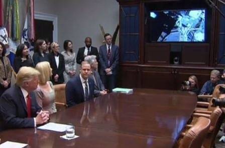 Астронавтките излезли в открития космос разговаряха с Тръмп