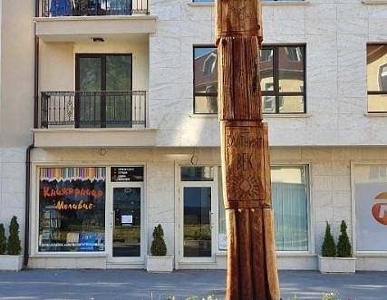 Досегашният кмет на Враца отсече дървета и изписа „Златен век“ (СНИМКИ)