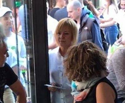 Мая Манолова подлуди софиянци по Витошка, ходи от маса на маса (СНИМКИ)