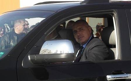 Сигнал: Борисов агитира незаконно в работно време със служебна кола