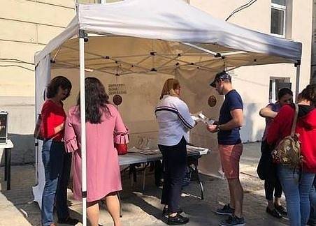 Експерти на ДФЗ разясниха на близо 50 стопани новата пчеларска програма на фермерски пазар „Оборище“