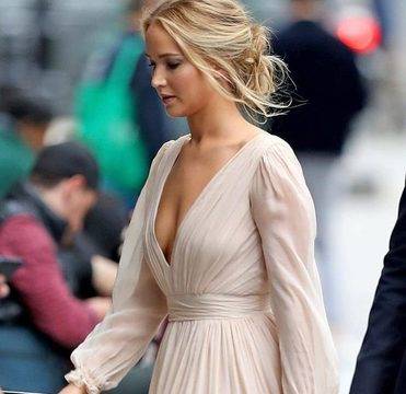 Дженифър Лорънс каза “ДА” на Кук Мароуни