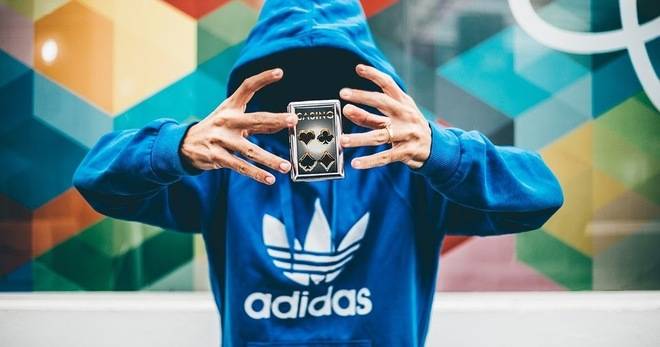 Adidas спечели опозиция срещу марка Adidog в Япония